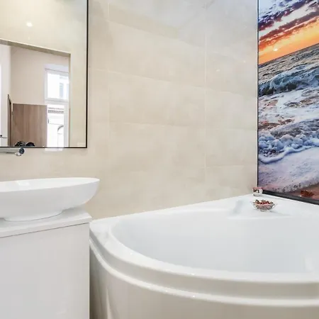 Apartment Nirvana Suite,3 Bedrooms, 2 Bathrooms, Acs *