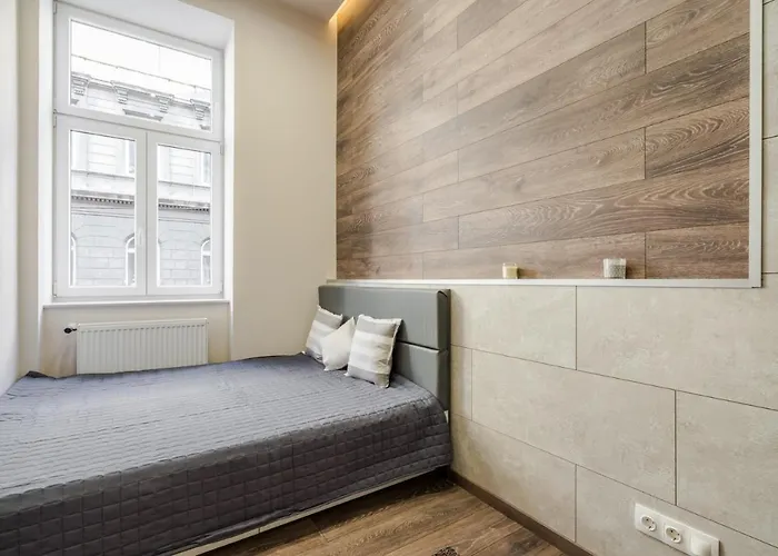 Modern For Groups Near Oktogon *