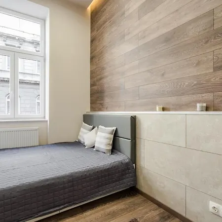 Modern For Groups Near Oktogon *